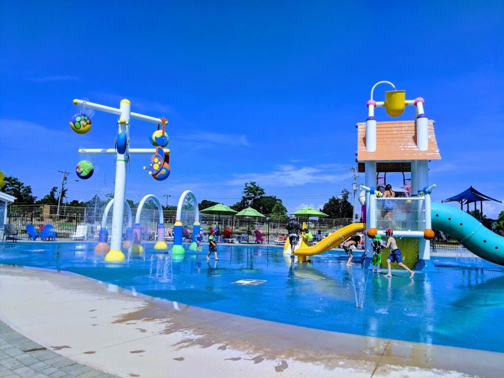 Splash pad with water features